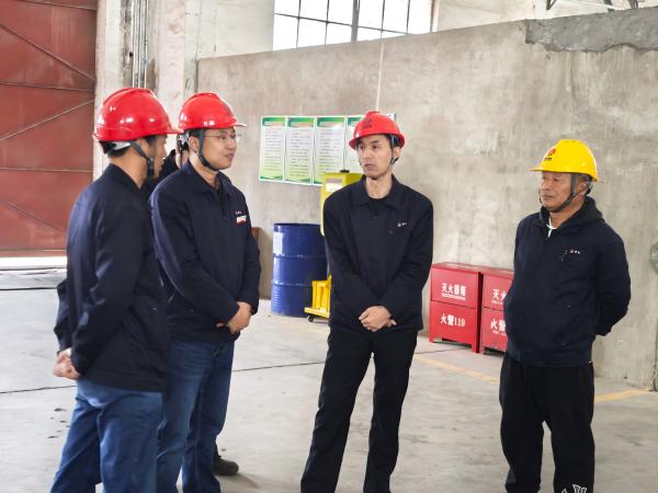 11月5日，公司領(lǐng)導(dǎo)任黨宏深入庫房檢查 (2)(1).jpg