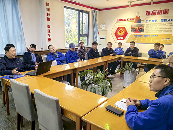 車間安全月對班組進(jìn)行消、氣防知識培訓(xùn).jpg