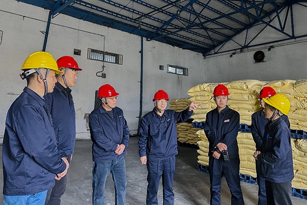 11月6日上午，公司總工程師馬軍忙深入現(xiàn)場(chǎng)開展安全專項(xiàng)檢查，圖為硫磺庫(kù) (1).JPG