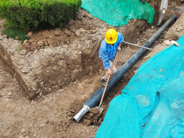 檢修人員修整坑道，利于管口對接 (1).jpg