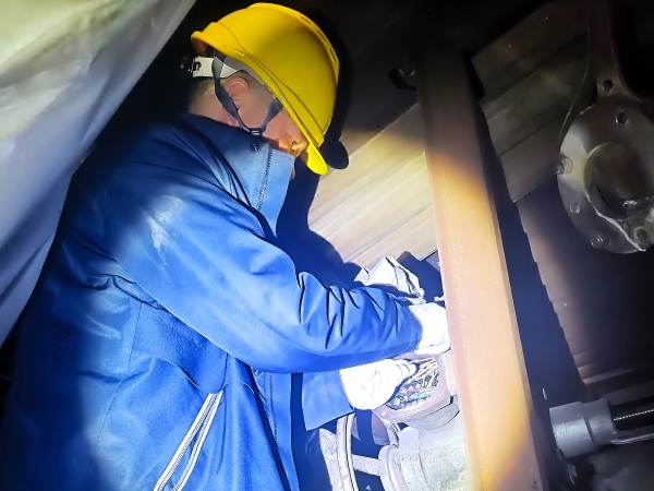 261764118565620217.jpg 電氣作業(yè)人員對故障設(shè)備進(jìn)行檢修.jpg