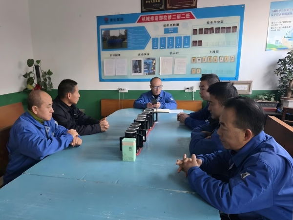 281764290681211330.jpg 每天早晨各班組認真開展安全教育學(xué)習(xí).jpg