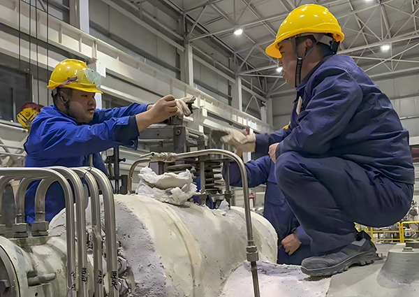 121765524362282154.jpg 肖睿與車(chē)間技術(shù)員在調(diào)節(jié)閥處架設(shè)百分表 600.jpg